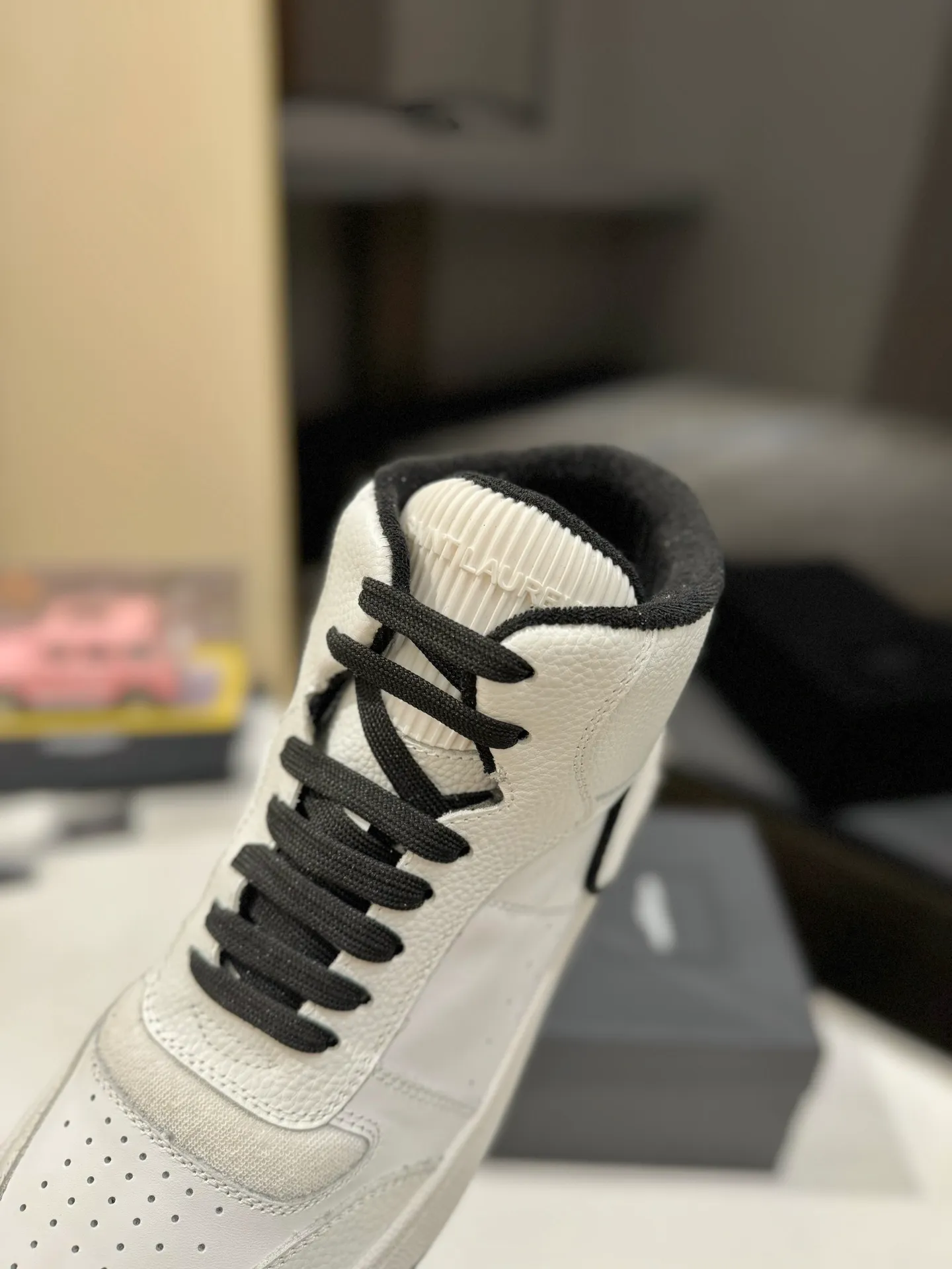 👟👟Ex-factory price 680👟👟 [High version for couples] YSL SAINT LAURENT Yves Saint Laurent SL61, the latest popular casual series in spring and summer...👍👍 Yves Saint Laurent SL61, original purchase, 1:1 replica, fresh blood injection and casual retro design, super good-looking and versatile, the upper is made of cowhide punching and splicing, the upper is super soft , lightweight and comfortable to match with sweatshirts, it is recommended to have one pair in each hand😁 ✅Fabric: Original customized cowhide ➕Punching process ➕Last process ✅Inner lining: Original towel lining ✅Feet: Original customized cowhide ✅Outsole: Original molded two-color bottom ✅Packaging: Original full set of packaging ✅Code number: 35-46 (Female 41.42. Male 38.45.46 Customized, non-returnable)
